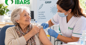 Enfermera administrando la vacuna de la gripe a una persona mayor en un centro de salud de Barcelona